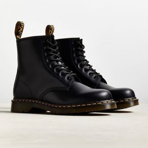 Dr. Marten Black 1460 Boots
